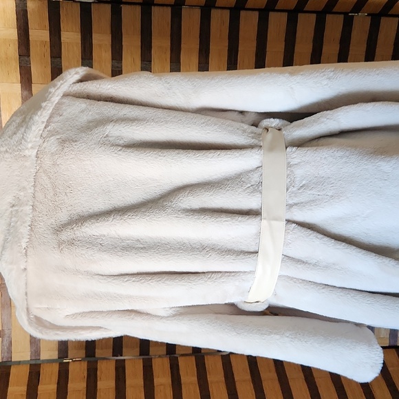 Minky Couture faux fur long coat - Picture 7 of 11